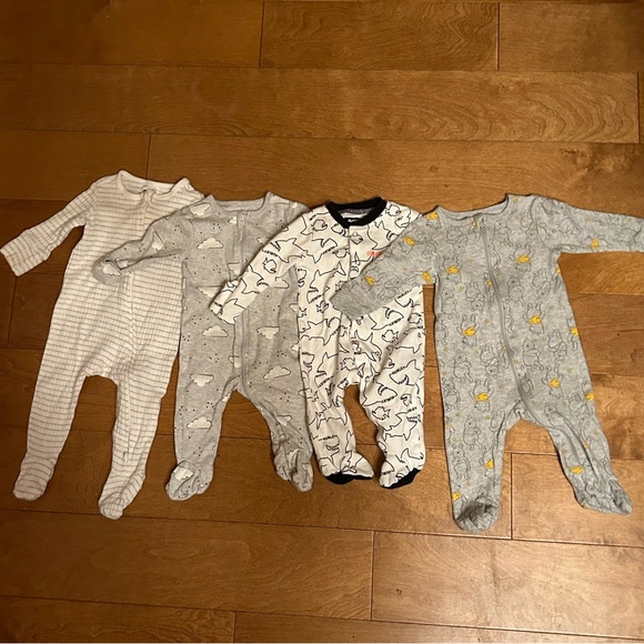Lot of 4 onesies size 3-6 months ish - Picture 1 of 10